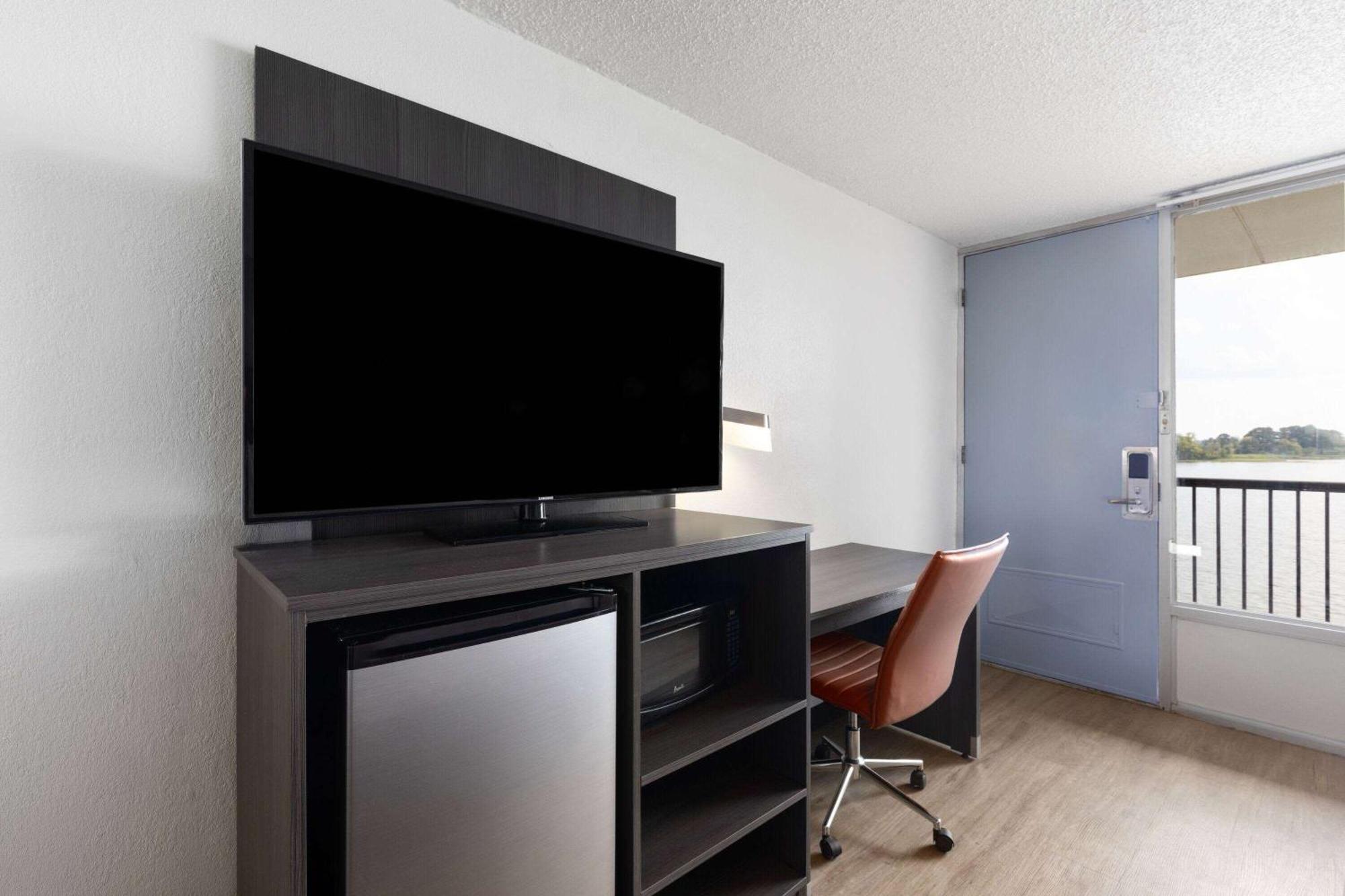 Super 8 By Wyndham Riverside Al Екстер'єр фото